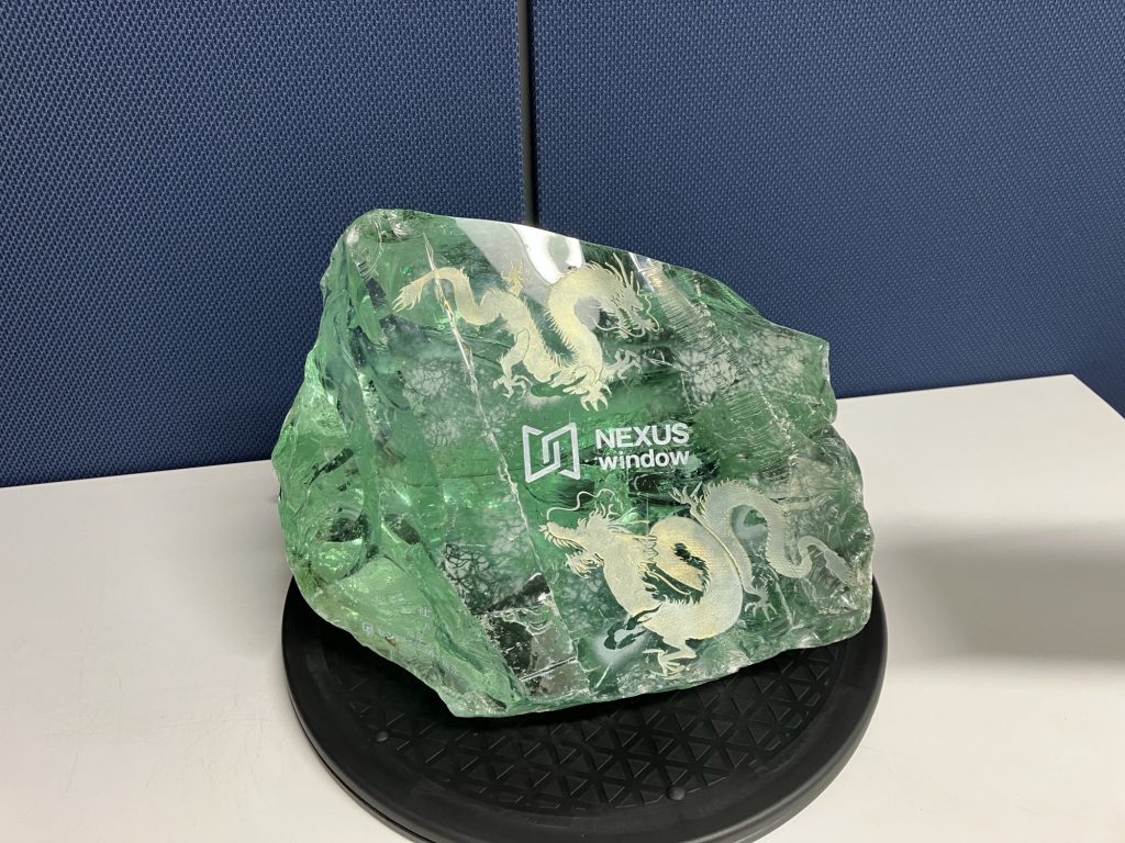 新会社設立のお祝いにロゴ入りのガラスオブジェ