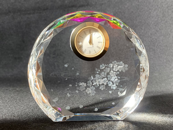 ご就任のお祝いに桜がモチーフのクリスタル時計
