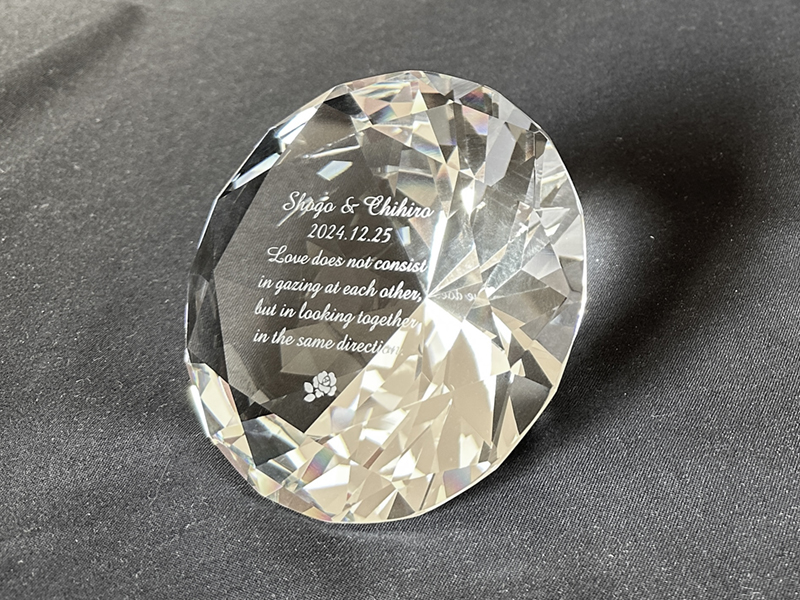 結婚のお祝いにメッセージ入りクリスタルのダイヤ