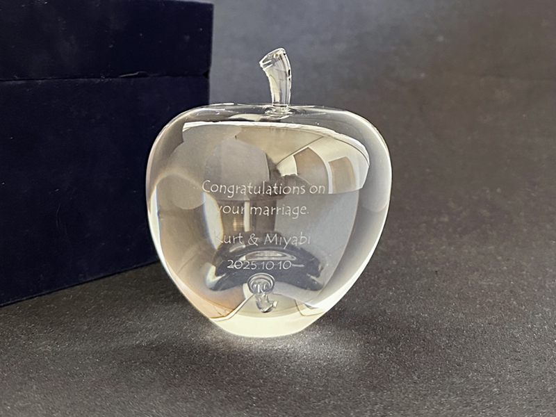 ご友人の結婚のお祝いにお名前&メッセージ入りのガラスのりんご