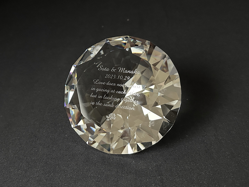 知人の結婚祝いにクリスタルダイヤの置物