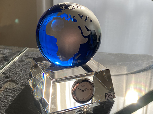 ご友人の10周年のお祝いにブルーアースデスククロック