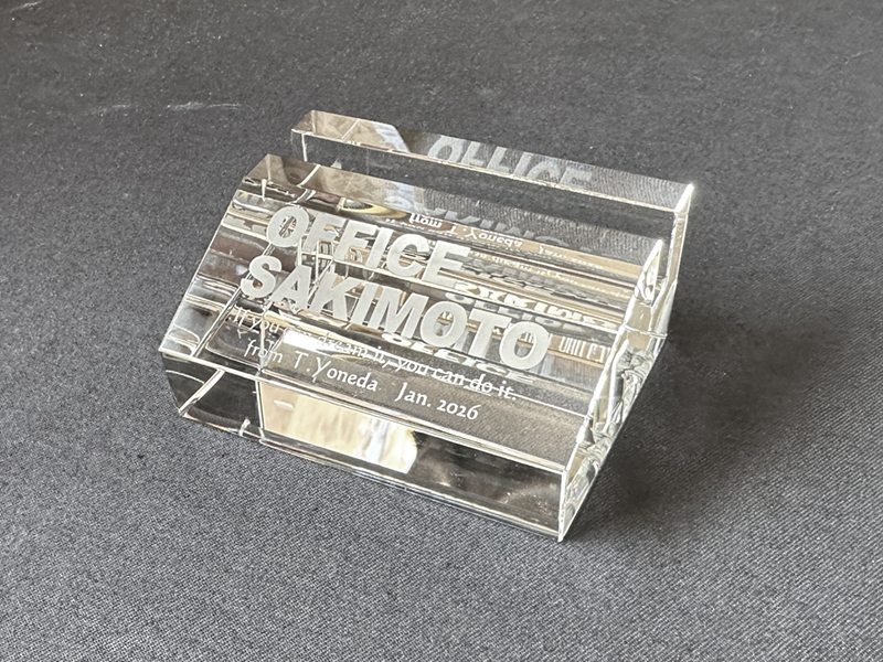 ロゴとメッセージ入りのカードホルダーでお祝い