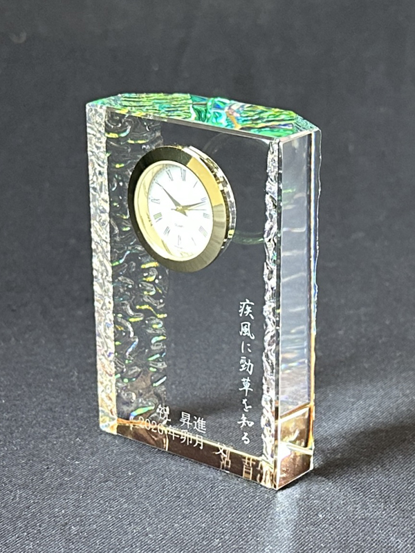 ご子息への昇進のお祝いにメッセージ入り時計の贈り物