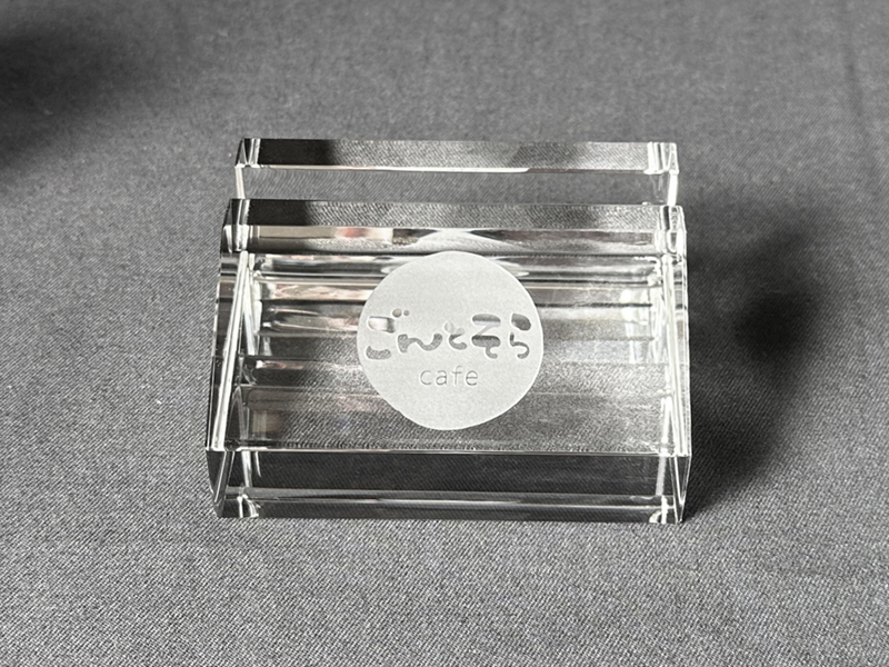 ロゴを中央に入れたカードホルダー